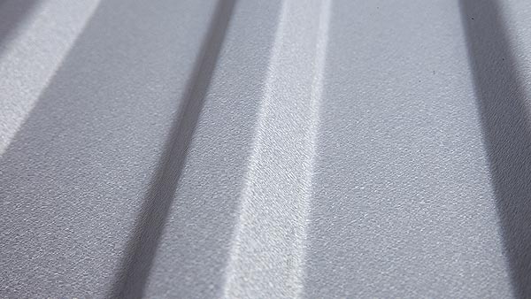 Nahaufnahme einer Beschichtung eines Dachblechs