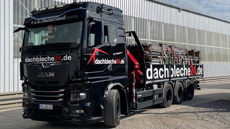 Schwarzer dachbleche24.de LKW mit Firmenlogo