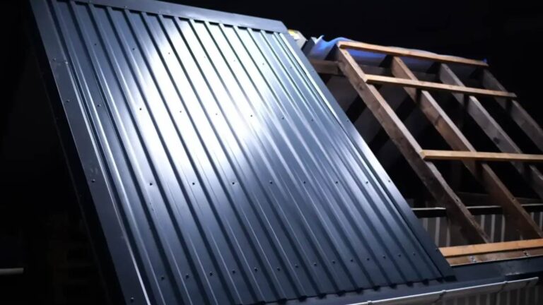 Dach aus Holzunterkonstruktion zur Hälfte mit Blech gedeckt