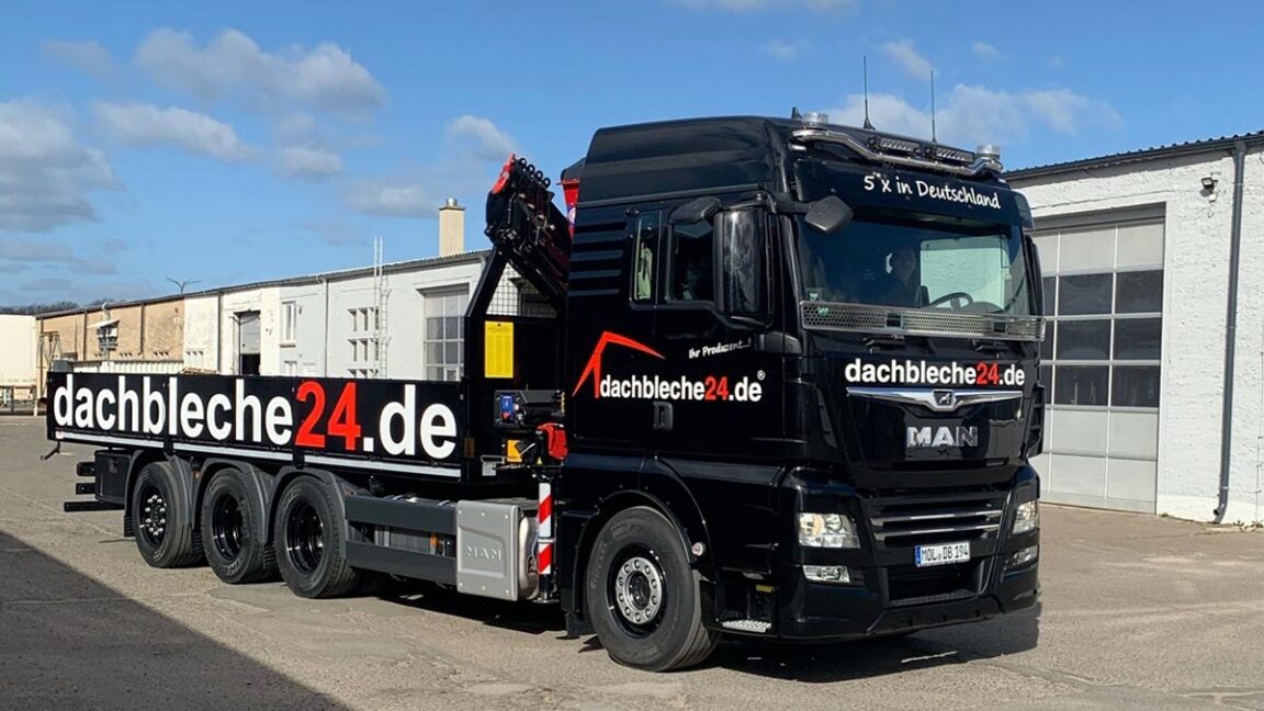 dachbleche24.de LKW mit Firmenlogo