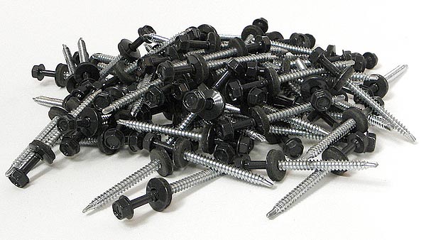 Ein Haufen von Schrauben mit schwarz lackiertem Kopf