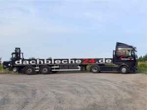 Sattelzug Baustoff-offen mit 4-Wege Mitnahmestapler von dachbleche24.de