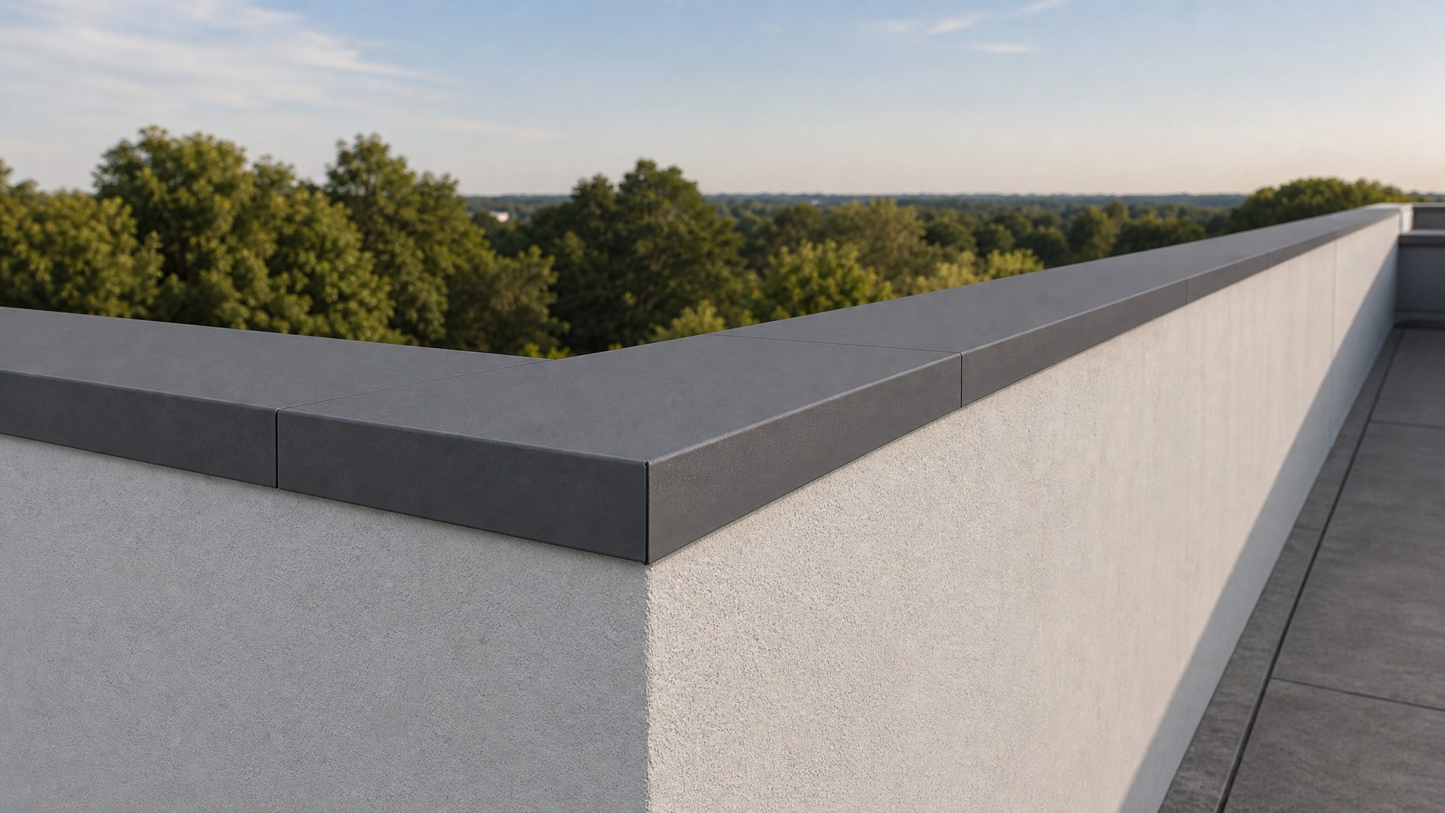 Anthrazitfarbene Mauerabdeckung aus Aluminium auf der Attika eines Flachdachs, durchlaufend über die gesamte Länge mit Außenecke