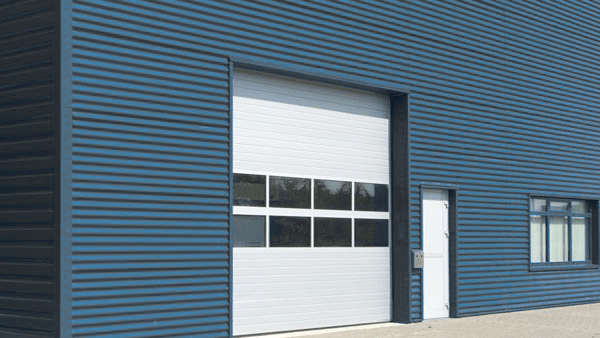 Industriehalle mit blauer Verkleidung aus Wellblech