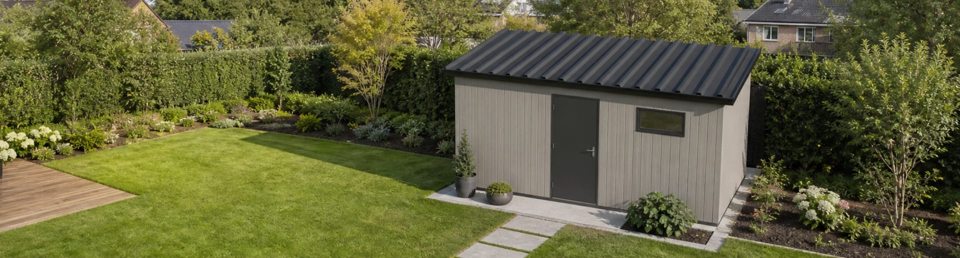 Gartenhaus mit schwarzem Trapezblech-Dach im Garten, Sommer Sale bis zu 15% Rabatt bei dachbleche24
