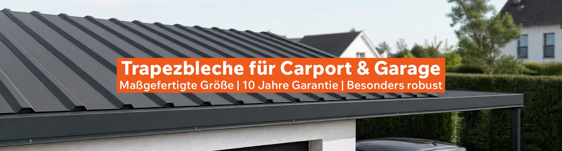 Carport und Garage mit anthrazitfarbenem Trapezblech-Dach in einer Wohnsiedlung